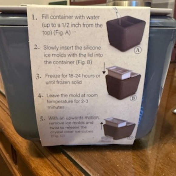 Ice Cube Mold and bucket - Picture 3 of 3